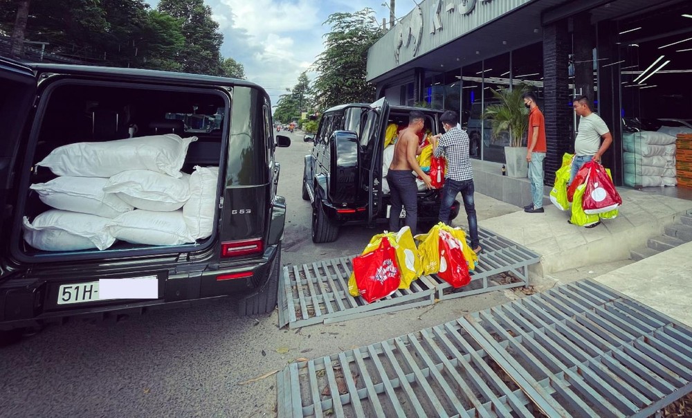 Trước đó, những người bạn của đại gia lan đột biến này đã dùng 2 chiếc xe Mercedes-AMG G63 với tổng trị giá hơn 24 tỷ đồng để chở lương thực tặng cho người nghèo cũng như quận đoàn Trước đó, những người bạn của đại gia lan đột biến này đã dùng 2 chiếc xe Mercedes-AMG G63 với tổng trị giá hơn 24 tỷ đồng để chở lương thực tặng cho người nghèo cũng như quận đoàn