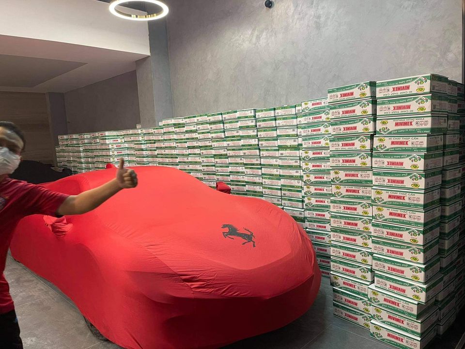 Siêu xe Ferrari SF90 Stradale trùm bạt bên cạnh 1 Siêu xe Ferrari SF90 Stradale trùm bạt bên cạnh 1 núi mì gói