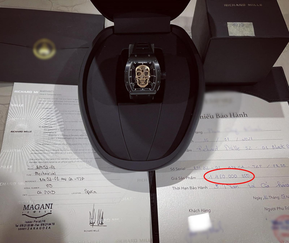 Hóa đơn mua đồng hồ Richard Mille RM 52-01 cho thấy chủ nhân phải chi ra số tiền 34,3 tỷ đồng Hóa đơn mua đồng hồ Richard Mille RM 52-01 cho thấy chủ nhân phải chi ra số tiền 34,3 tỷ đồng