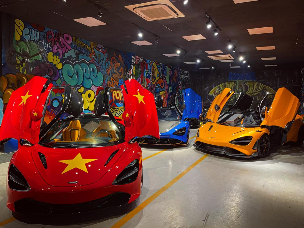 Chiếc siêu xe McLaren 720S màu đỏ lúc còn ở garage bán siêu xe cùng với hàng loạt xe McLaren khác