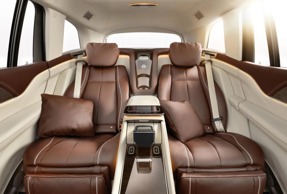 Khi đẩy hàng ghế trước lên, khoảng duỗi chân của ghế thương gia trong Mercedes-Maybach GLS 600 còn có thể lên tới 1.340 mm, đi kèm khả năng ngả lưng tới 43,5 độ giúp “biến hòa” thành một chiếc giường giúp chủ nhân thư giãn. Khi đẩy hàng ghế trước lên, khoảng duỗi chân của ghế thương gia trong Mercedes-Maybach GLS 600 còn có thể lên tới 1.340 mm, đi kèm khả năng ngả lưng tới 43,5 độ giúp “biến hòa” thành một chiếc giường giúp chủ nhân thư giãn.