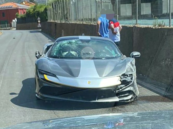 Hiện trường vụ tai nạn siêu xe Ferrari SF90 Stradale mới xảy ra ở Ý Hiện trường vụ tai nạn siêu xe Ferrari SF90 Stradale mới xảy ra ở Ý