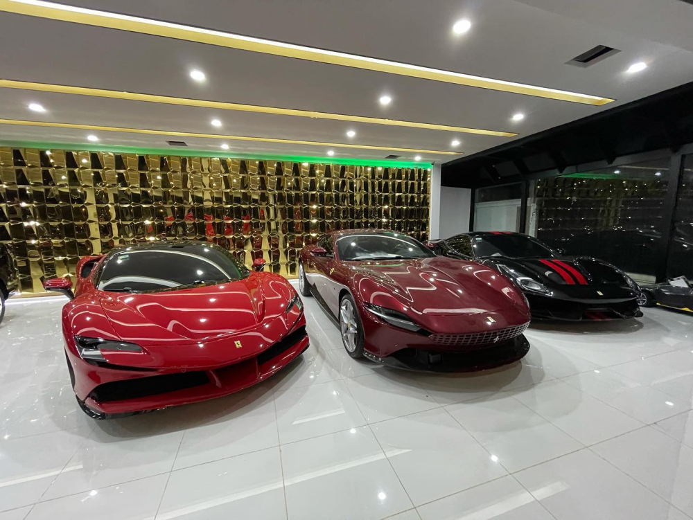Bộ 3 siêu xe Ferrari đáng thèm khát của nhà giàu Campuchia, từ trái sang là Ferrari SF90 Stradale, Ferrari Roma và cuối cùng là Ferrari 488 Pista màu đen cùng sọc kép đỏ Bộ 3 siêu xe Ferrari đáng thèm khát của nhà giàu Campuchia, từ trái sang là Ferrari SF90 Stradale, Ferrari Roma và cuối cùng là Ferrari 488 Pista màu đen cùng sọc kép đỏ