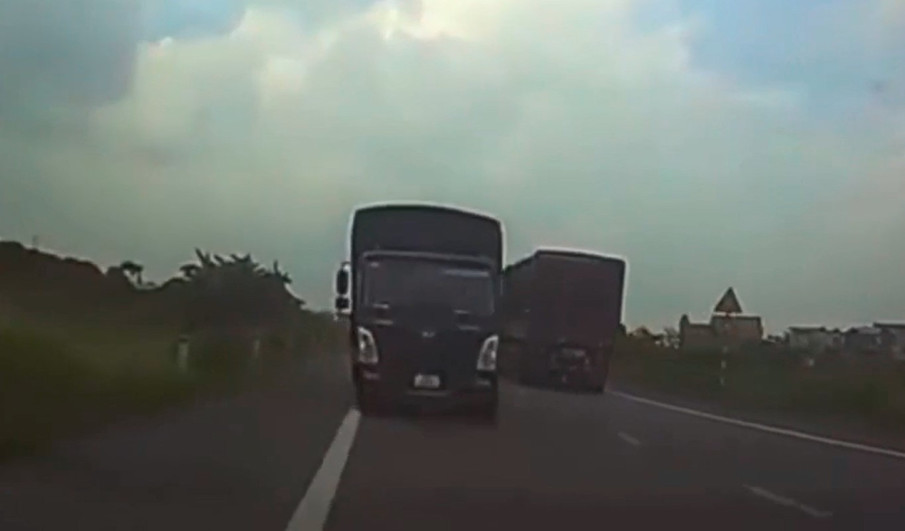 Chiếc ô tô lắp camera hành trình lao sang làn đường ngược chiều, suýt đối đầu xe tải