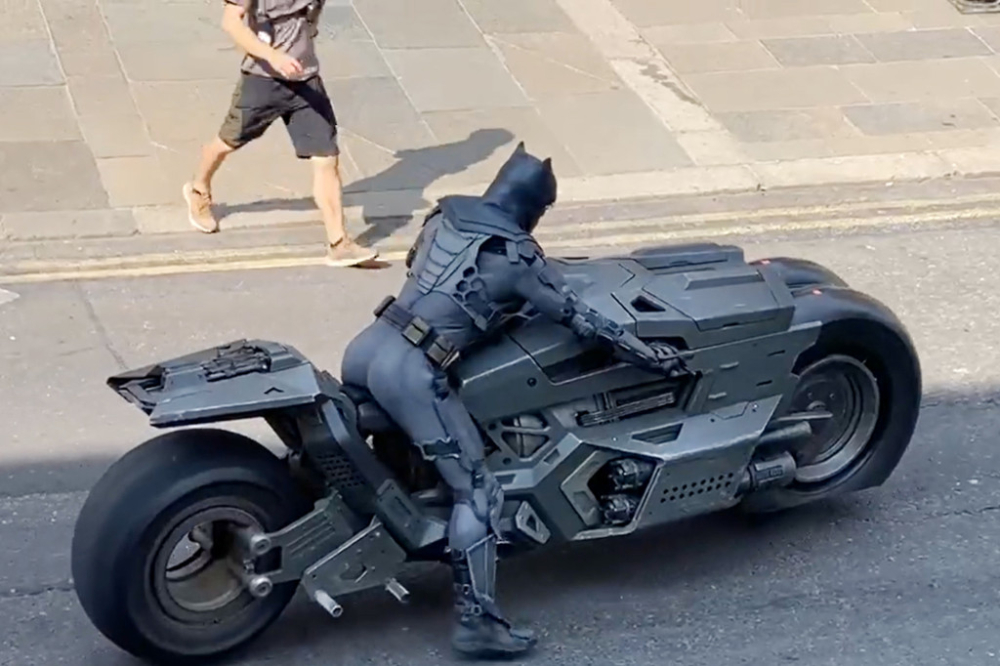 Những hành ảnh đầu tiên của Batcycle - Siêu mô tô của Batman trong phần  phim Flash mới