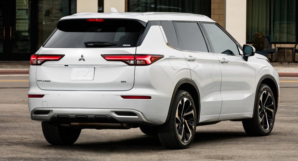 Mitsubishi Outlander 2022 nhìn từ đằng sau