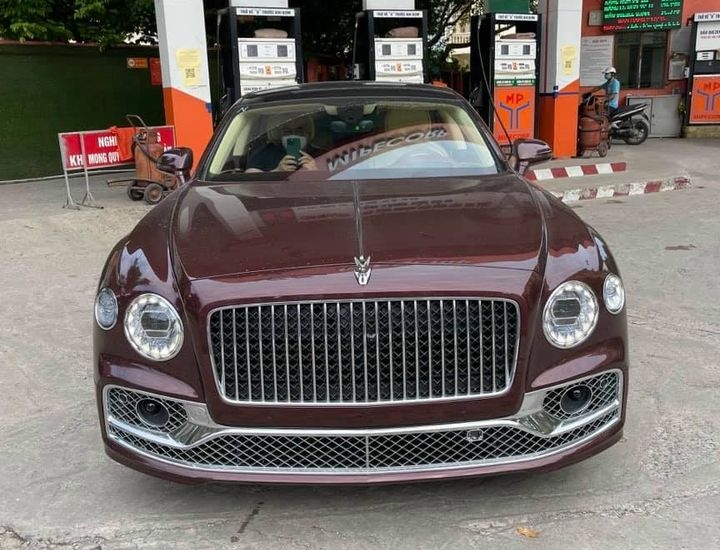 Bentley Flying Spur V8 First Edition màu lạ về nước, xe siêu sang dành cho các chủ tịch Bentley Flying Spur V8 First Edition màu lạ về nước, xe siêu sang dành cho các chủ tịch trẻ