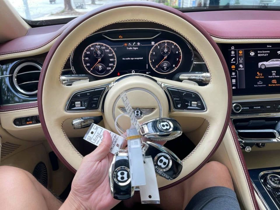 Vô-lăng cùng chìa khóa của xe Bentley Flying Spur V8 First Edition Vô-lăng cùng chìa khóa của xe Bentley Flying Spur V8 First Edition