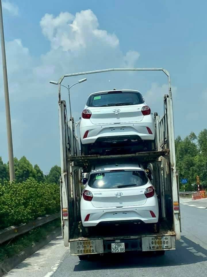 Hyundai Grand i10 2021 bị bắt gặp trên một xe chuyên chở mang biển số Hà Nội. Hyundai Grand i10 2021 bị bắt gặp trên một xe chuyên chở mang biển số Hà Nội.