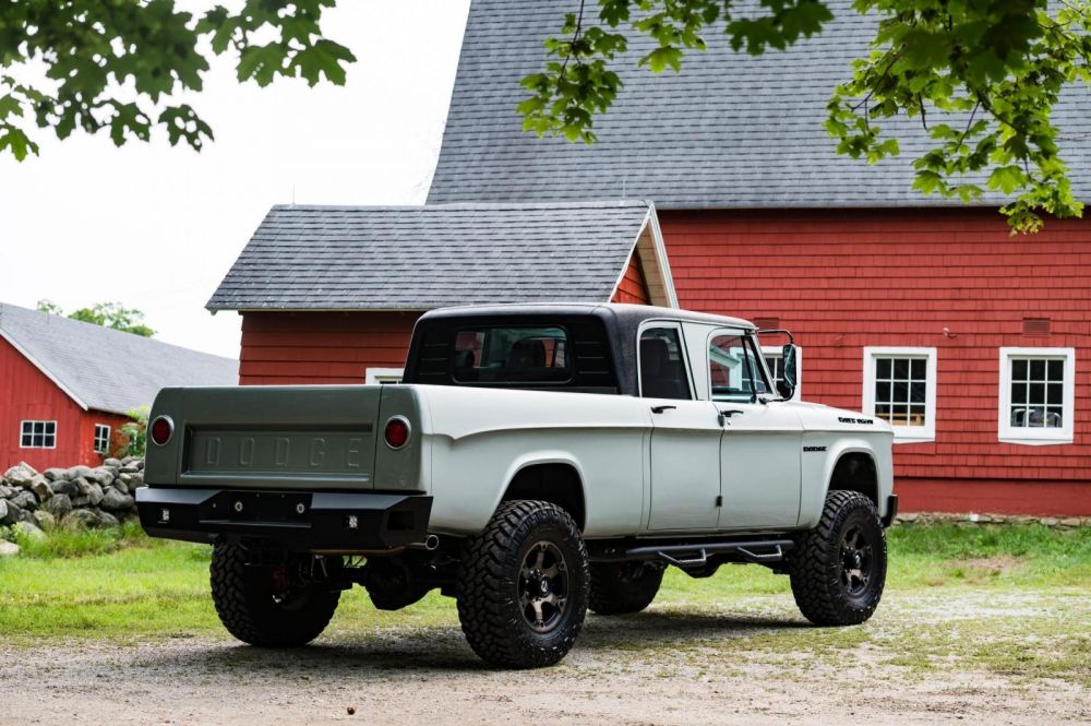 Phía sau của chiếc Dodge W200 Power Wagon 1964 phục chế Phía sau của chiếc Dodge W200 Power Wagon 1964 phục chế