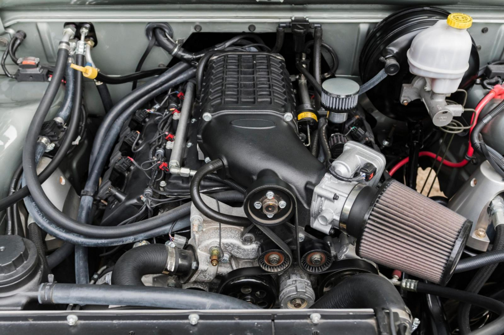 Động cơ của chiếc Dodge W200 Power Wagon 1964 phục chế Động cơ của chiếc Dodge W200 Power Wagon 1964 phục chế