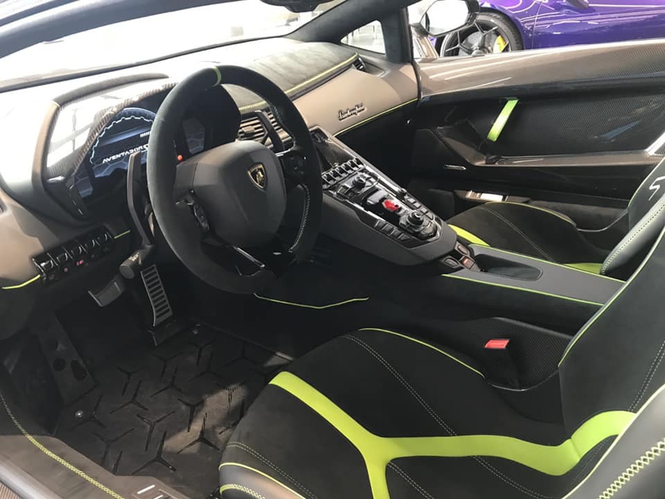 Khoang lái xe Lamborghini Aventador SVJ thứ 3 về nước