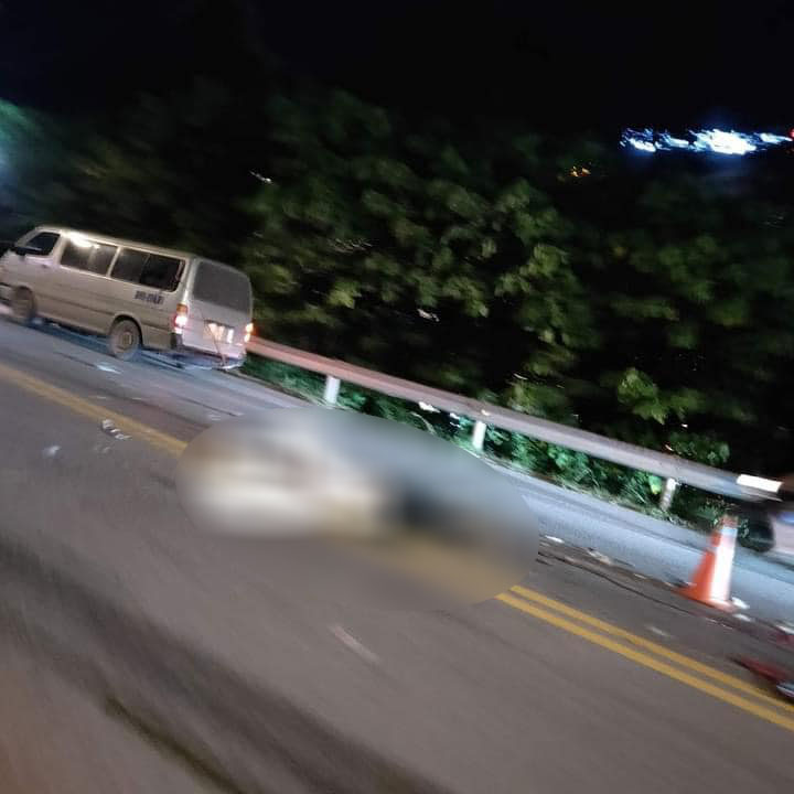 Thi thể nạn nhân bị hất văng sang làn đường ngược lại Thi thể nạn nhân bị hất văng sang làn đường ngược lại