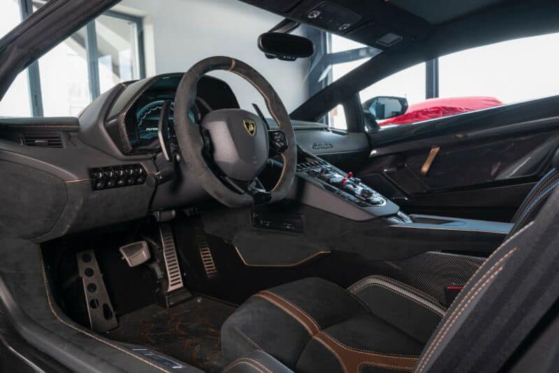 Chiếc Lamborghini Aventador SVJ63 này có ghế bọc da màu đen với sọc chữ Y và các đường may bằng vàng hồng