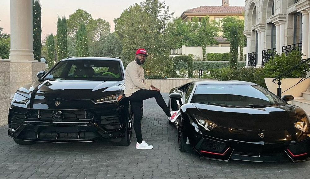 Floyd Mayweather bên cạnh cặp Lamborghini đắt đỏ là Urus và Aventador Floyd Mayweather bên cạnh cặp Lamborghini đắt đỏ là Urus và Aventador