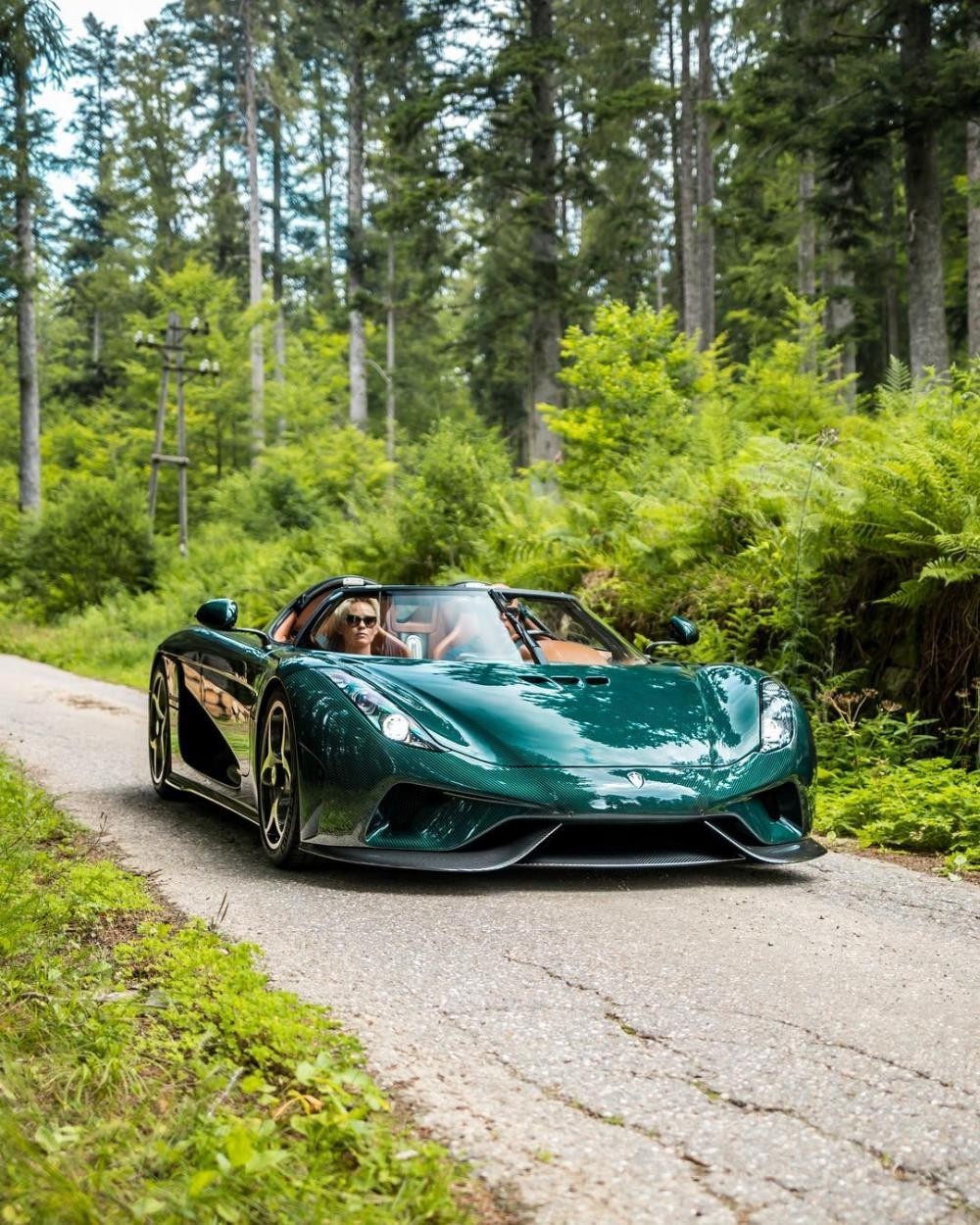 Hình ảnh 1 chiếc siêu xe Koenigsegg Regera với màu sơn xanh carbon Hình ảnh 1 chiếc siêu xe Koenigsegg Regera với màu sơn xanh carbon