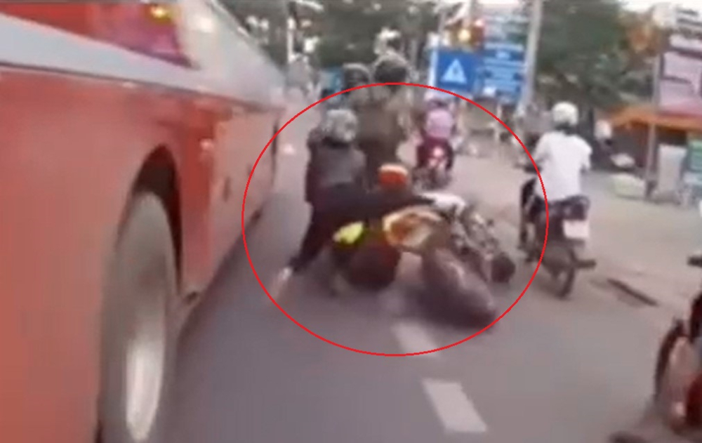 Nam thanh niên điều khiển mô tô phân khối lớn, chở theo bạn gái, tự gây tai nạn trên quốc lộ 20 Nam thanh niên điều khiển mô tô phân khối lớn, chở theo bạn gái, tự gây tai nạn trên quốc lộ 20