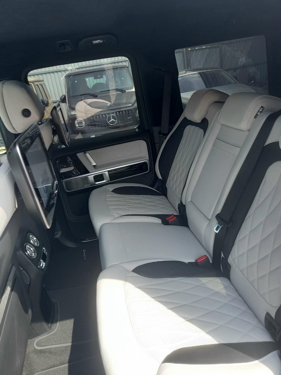 Hàng ghế sau của Mercedes-AMG G63 màu Rubellite Red phối ghế ngồi kem và đen Hàng ghế sau của Mercedes-AMG G63 màu Rubellite Red phối ghế ngồi kem và đen