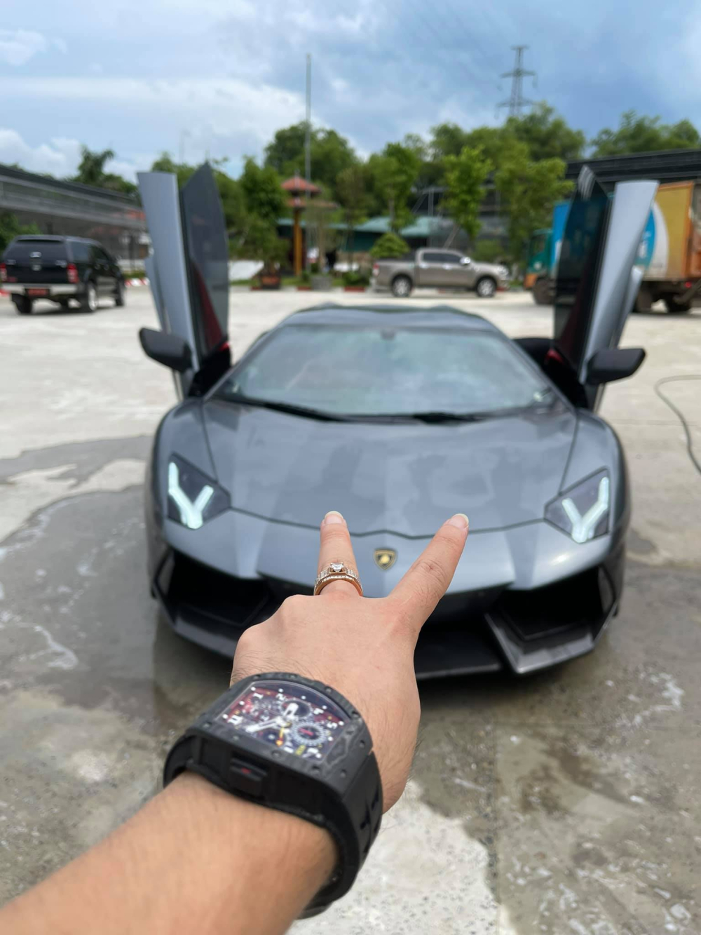 Đại gia lan đột biến chào đón siêu xe Lamborghini Aventador LP700-4 mới ra tỉnh Hòa Bình chơi Đại gia lan đột biến chào đón siêu xe Lamborghini Aventador LP700-4 mới ra tỉnh Hòa Bình chơi