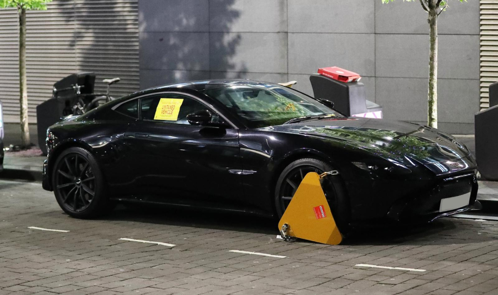 Câu chuyện De Gea bị cảnh sát khóa bánh xe Aston Martin V8 Vantage vì chưa đóng thuế đã gây chú ý trên mạng Câu chuyện De Gea bị cảnh sát khóa bánh xe Aston Martin V8 Vantage vì chưa đóng thuế đã gây chú ý trên mạng