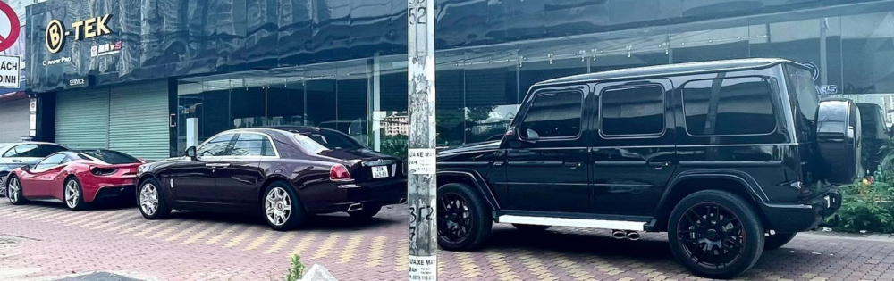 Dàn siêu xe, xe siêu sang và SUV hạng sang đỗ trên vỉa hè trong lúc Hà Nội đang giãn cách xã hội theo Chỉ thị 16. Ảnh: Huy Tuấn Dàn siêu xe, xe siêu sang và SUV hạng sang đỗ trên vỉa hè trong lúc Hà Nội đang giãn cách xã hội theo Chỉ thị 16. Ảnh: Huy Tuấn