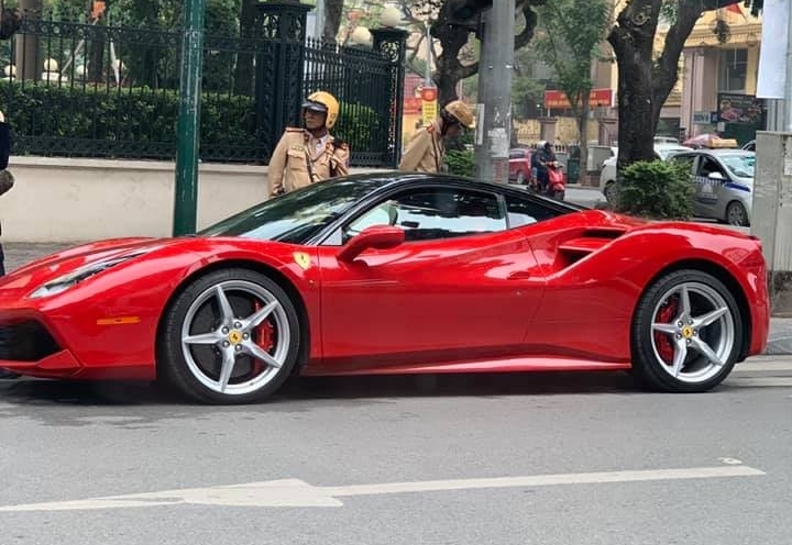 Siêu xe Ferrari 488 GTB đỏ rực trên phố Thủ Đô Siêu xe Ferrari 488 GTB đỏ rực trên phố Thủ Đô