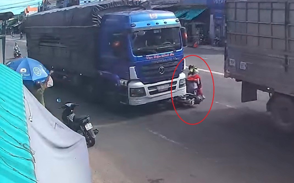 Chiếc ô tô tải tông trúng chiếc xe máy của người phụ nữ Chiếc ô tô tải tông trúng chiếc xe máy của người phụ nữ