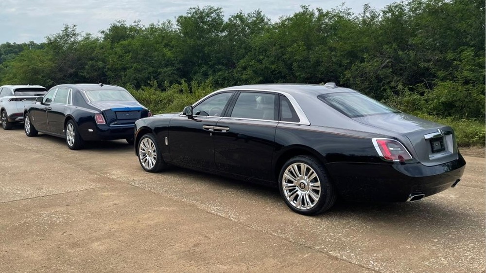 Cái gì đầu tiên cũng đắt nên giá xe Rolls-Royce Ghost 2021 không ngoại lệ, trong ảnh còn có cả Rolls-Royce Phantom thế hệ thứ 8 đỗ phía trước Cái gì đầu tiên cũng đắt nên giá xe Rolls-Royce Ghost 2021 không ngoại lệ, trong ảnh còn có cả Rolls-Royce Phantom thế hệ thứ 8 đỗ phía trước