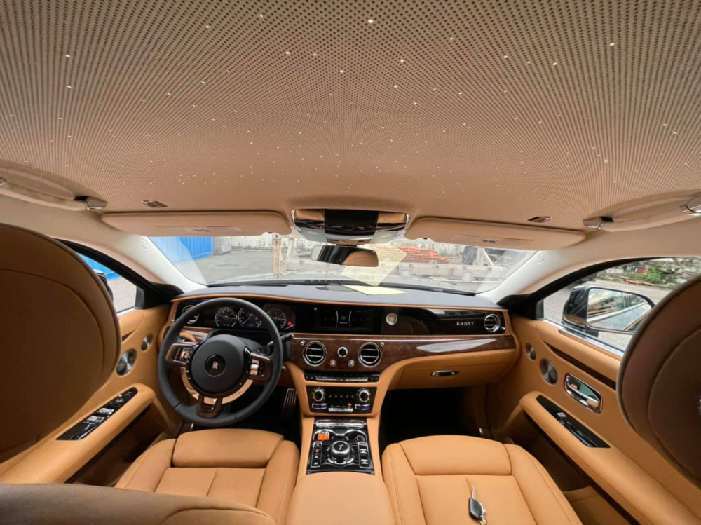 Toàn bộ khoang lái cũng như trần sao trên Rolls-Royce Ghost 2021 đầu tiên Việt Nam Toàn bộ khoang lái cũng như trần sao trên Rolls-Royce Ghost 2021 đầu tiên Việt Nam