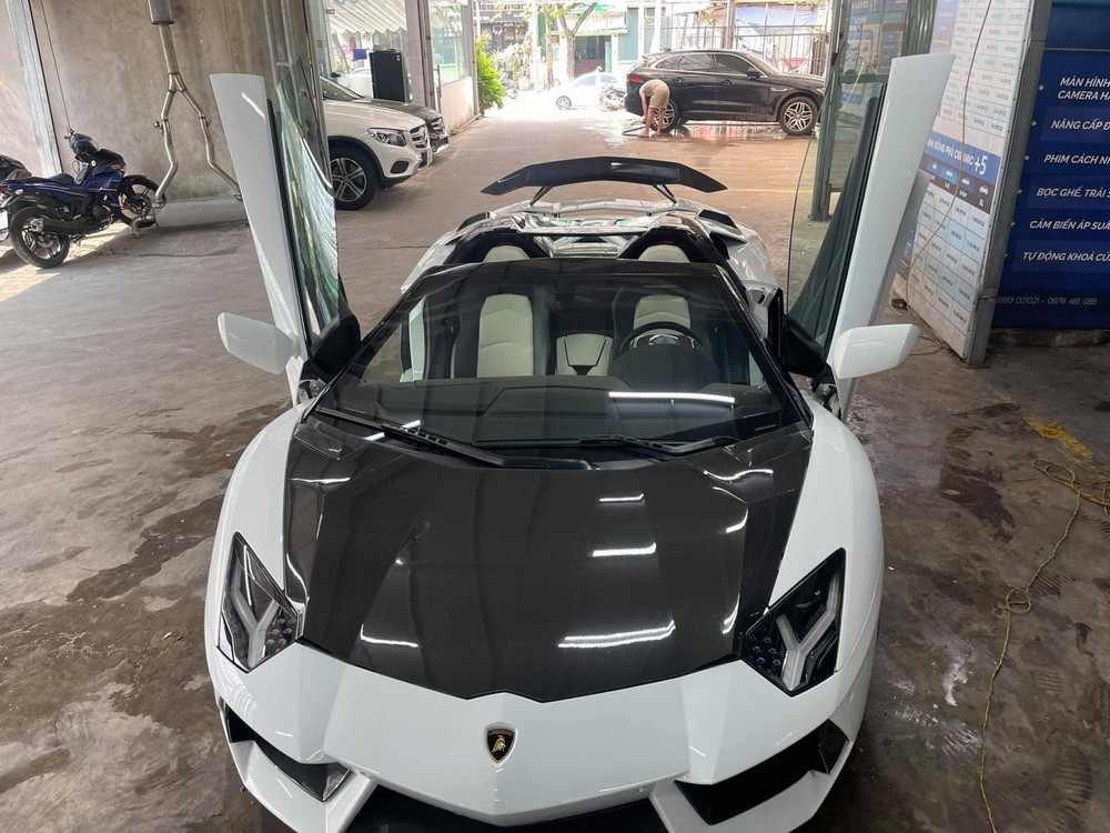 Đây là ngoại hình của siêu xe mui trần Lamborghini Aventador LP700-4 Roadster độ Novitec lúc chưa thay áo Đây là ngoại hình của siêu xe mui trần Lamborghini Aventador LP700-4 Roadster độ Novitec lúc chưa thay áo