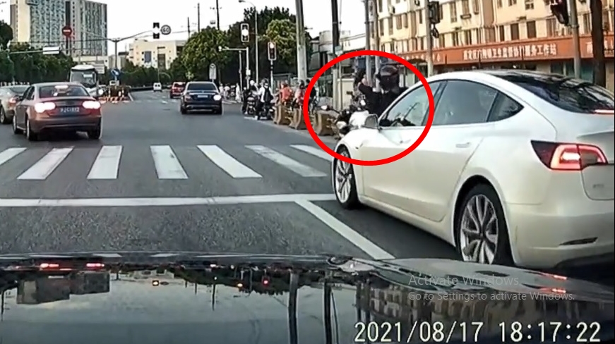 Chiếc xe Tesla tông vào xe máy dừng chờ ở ngã tư Chiếc xe Tesla tông vào xe máy dừng chờ ở ngã tư