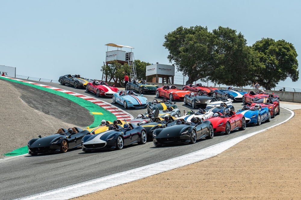 Và cùng nhau lái xe lên đồi ở Pebble Beach Concours d'Elegance 2021 Và cùng nhau lái xe lên đồi ở Pebble Beach Concours d'Elegance 2021