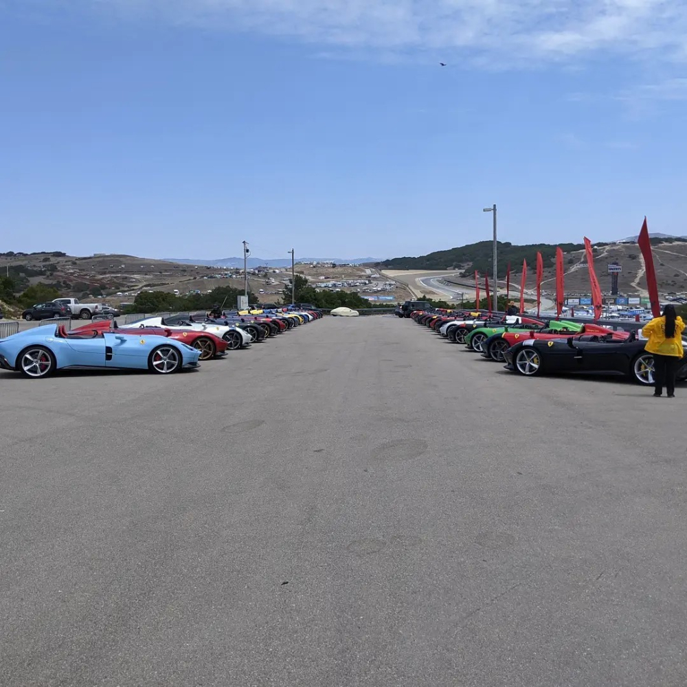 Dàn siêu xe Ferrari Monza SP xếp thành 2 hàng Dàn siêu xe Ferrari Monza SP xếp thành 2 hàng