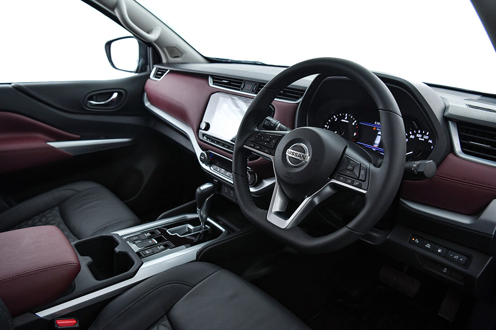 Nissan Terra 2021 được trang bị kính lái và kính cửa sổ cách âm