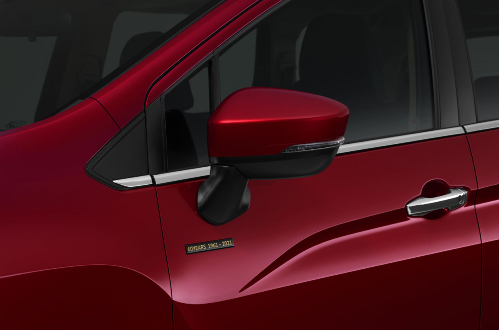 Logo 60th Anniversary nằm trên cửa trước của Mitsubishi Xpander Passion Red Edition 2021 Logo 60th Anniversary nằm trên cửa trước của Mitsubishi Xpander Passion Red Edition 2021