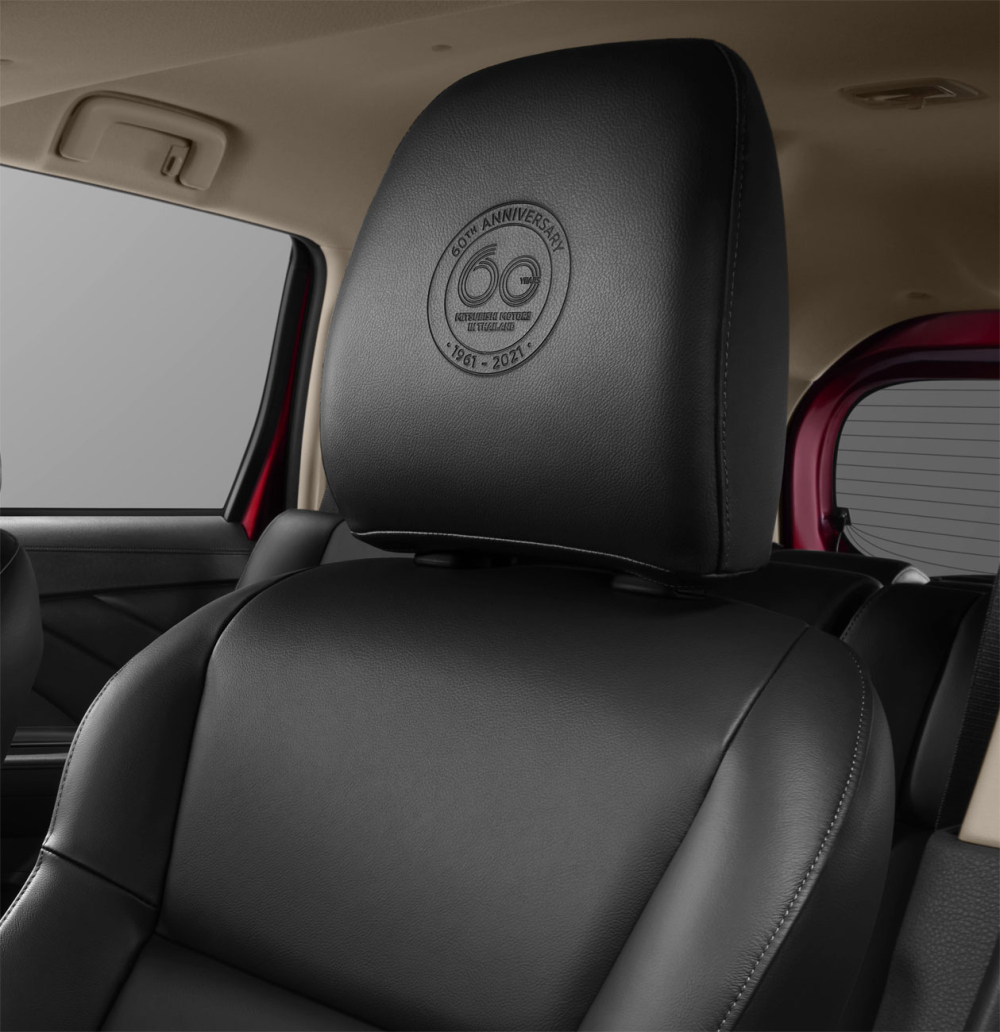 Logo 60th Anniversary trên tựa đầu ghế của Mitsubishi Xpander Passion Red Edition 2021 Logo 60th Anniversary trên tựa đầu ghế của Mitsubishi Xpander Passion Red Edition 2021