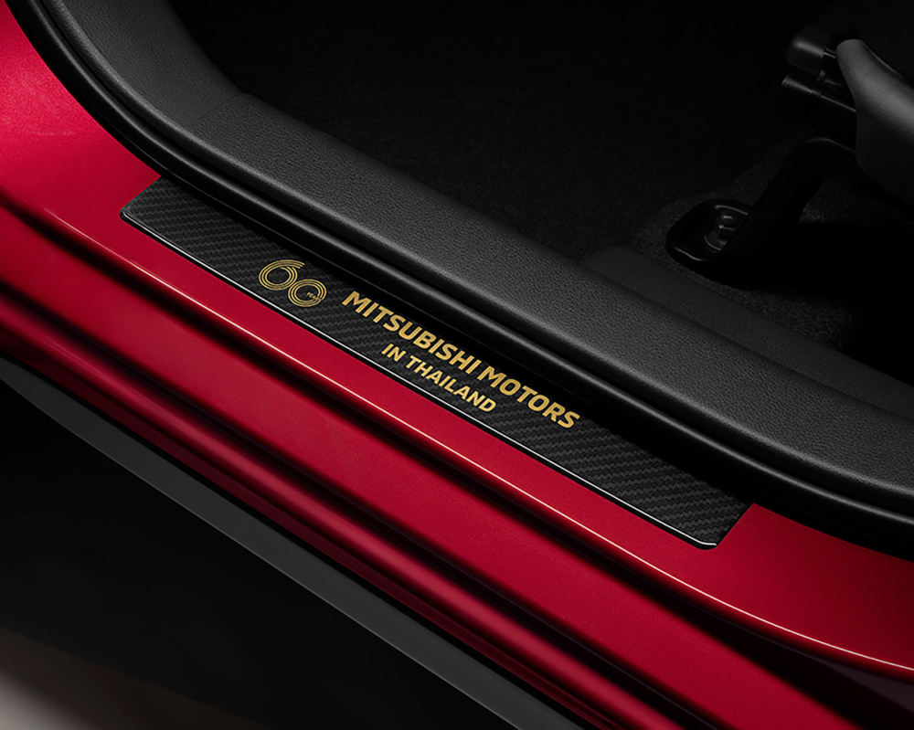 Logo trên ốp bậc cửa của Mitsubishi Xpander Passion Red Edition 2021 Logo trên ốp bậc cửa của Mitsubishi Xpander Passion Red Edition 2021