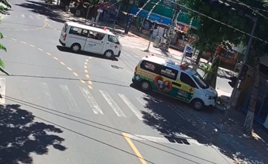 2 chiếc xe cứu thương tại hiện trường vụ tai nạn 2 chiếc xe cứu thương tại hiện trường vụ tai nạn