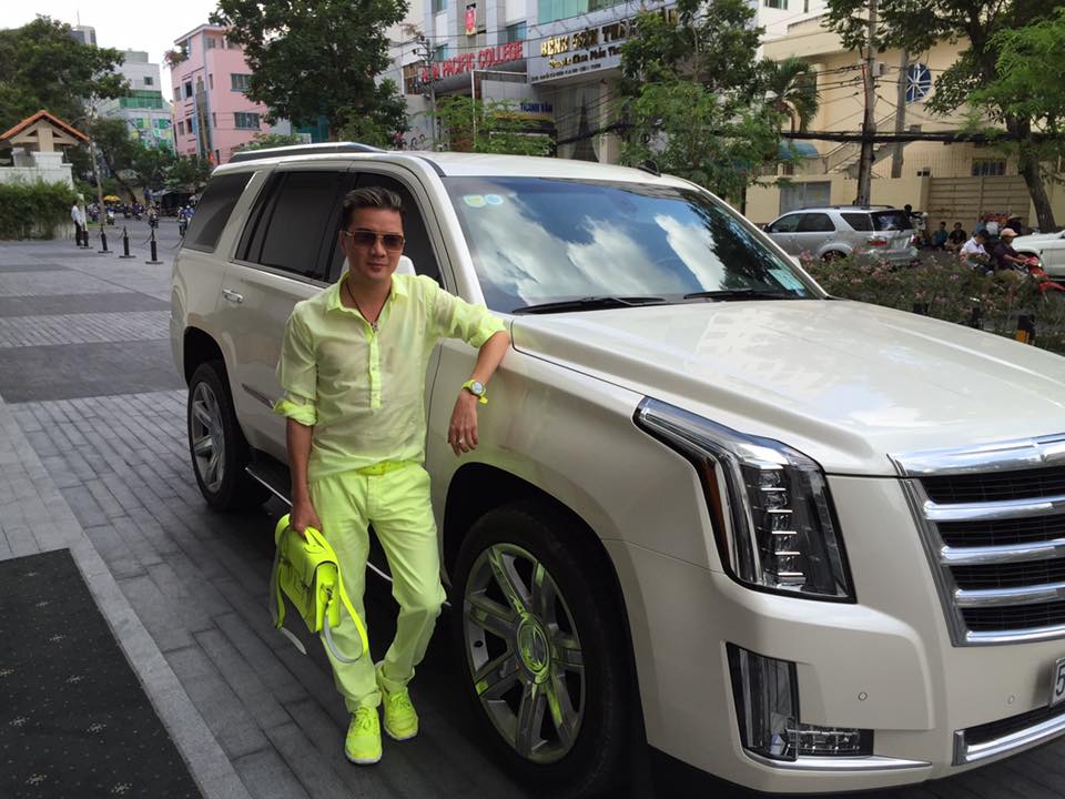 Đàm Vĩnh Hưng còn chia sẻ mình được đưa đón trên Cadillac Escalade màu trắng ở Việt Nam Đàm Vĩnh Hưng còn chia sẻ mình được đưa đón trên Cadillac Escalade màu trắng ở Việt Nam