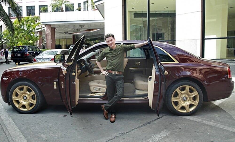Đàm Vĩnh Hưng chia sẻ hình ảnh cùng chiếc xe Rolls-Royce Ghost với 1 số chi tiết ngoại thất được mạ vàng Đàm Vĩnh Hưng chia sẻ hình ảnh cùng chiếc xe Rolls-Royce Ghost với 1 số chi tiết ngoại thất được mạ vàng
