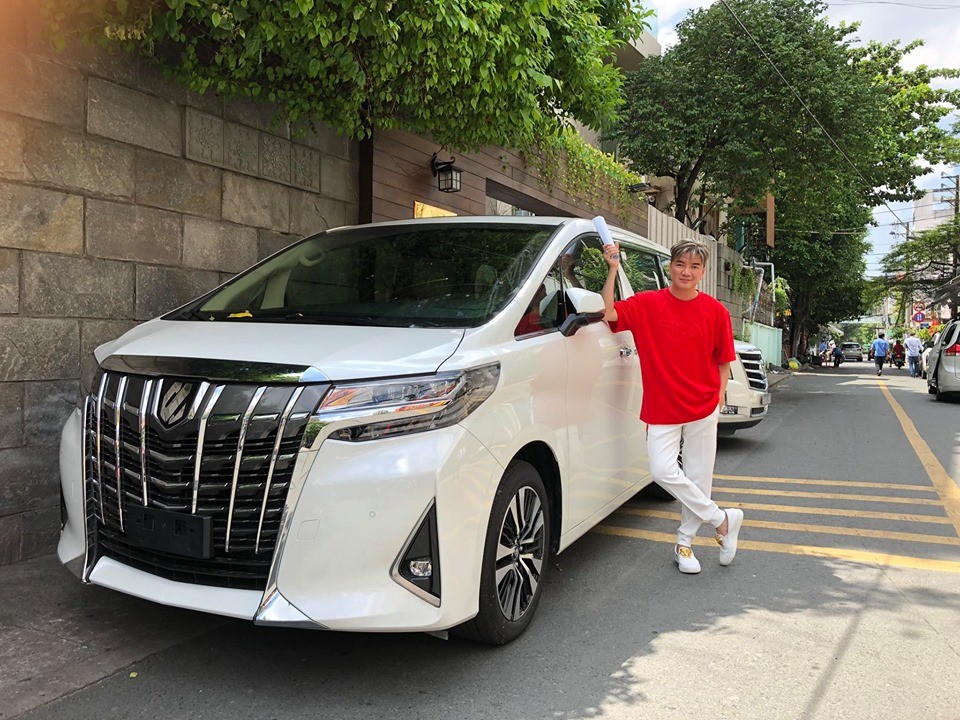 Mr.Đàm cùng chiếc xe Toyota Alphard mua vào năm 2019 Mr.Đàm cùng chiếc xe Toyota Alphard mua vào năm 2019
