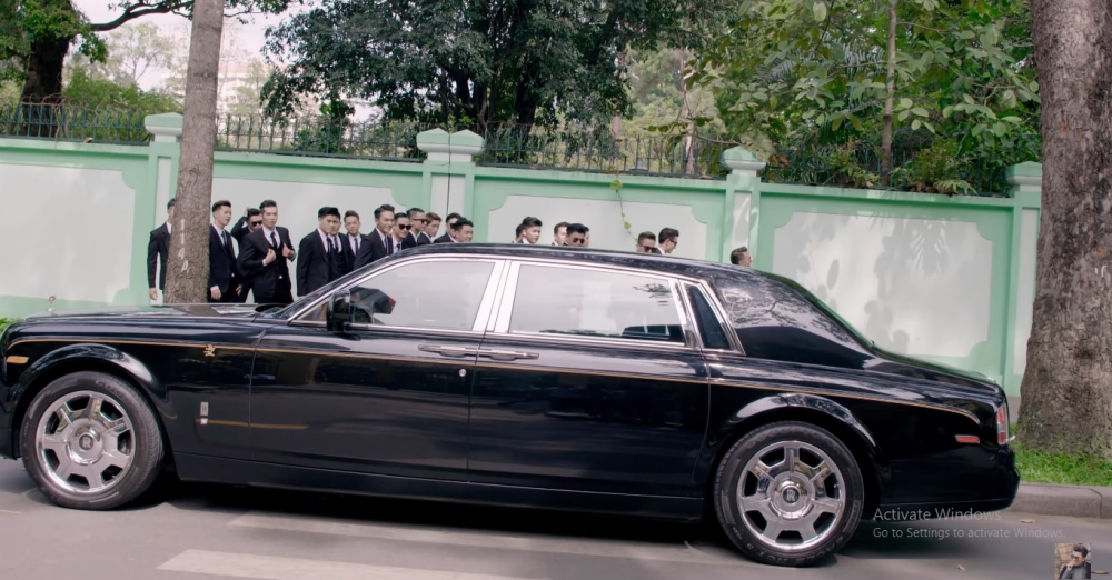 Chiếc xe Rolls-Royce Phantom bản rồng xuất hiện trong 1 sản phẩm ca nhạc của Đàm Vĩnh Hưng Chiếc xe Rolls-Royce Phantom bản rồng xuất hiện trong 1 sản phẩm ca nhạc của Đàm Vĩnh Hưng