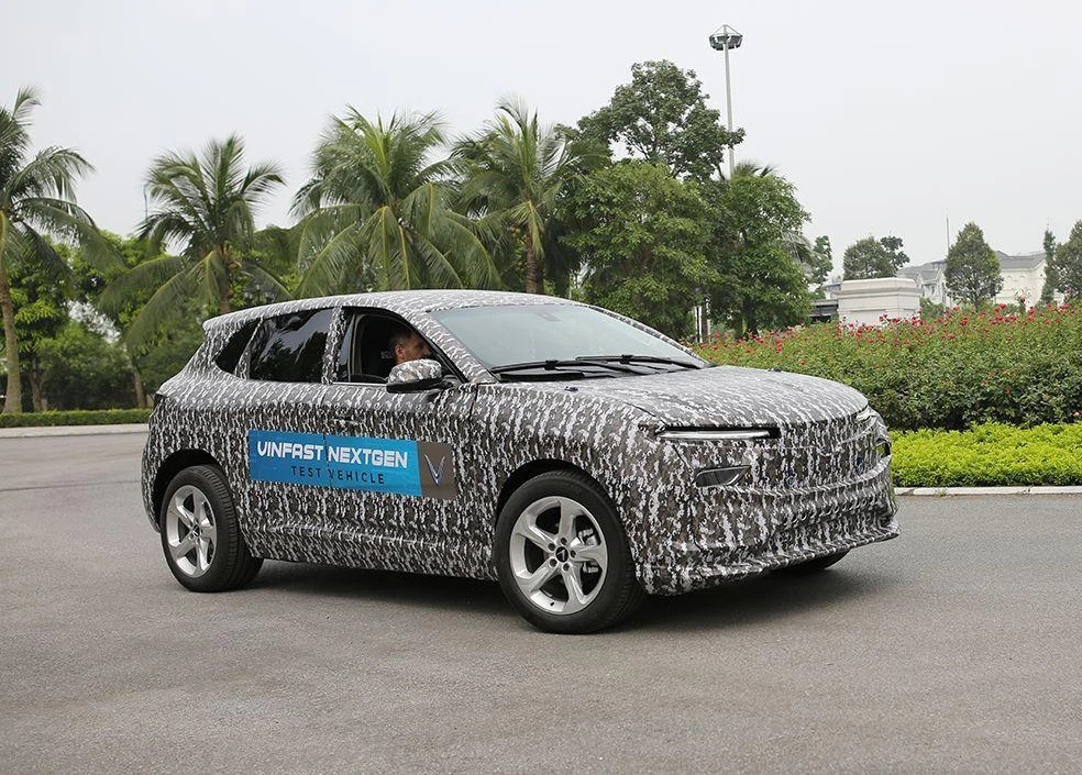 Mẫu C-SUV chạy điện từng bị bắt gặp trong khuôn viên của Vingroup vào năm ngoái. Mẫu C-SUV chạy điện từng bị bắt gặp trong khuôn viên của Vingroup vào năm ngoái.