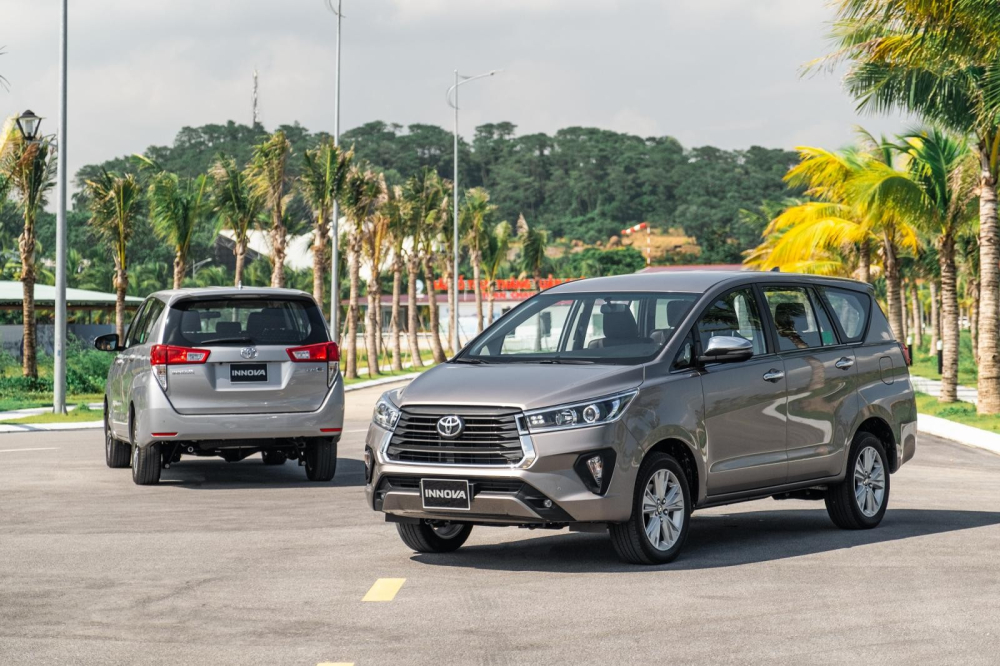 Toyota Innova hiện đang được phân phối với 4 phiên bản cùng giá bán khởi điểm từ 750 triệu và cao nhất lên tới 989 triệu đồng. Toyota Innova hiện đang được phân phối với 4 phiên bản cùng giá bán khởi điểm từ 750 triệu và cao nhất lên tới 989 triệu đồng.