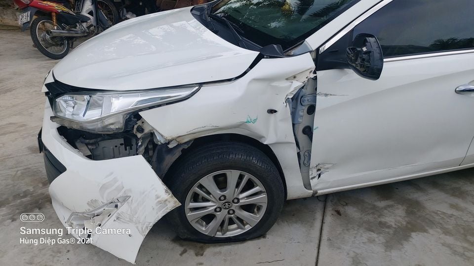 Chiếc ô tô con Toyota Vios bị hư hỏng sau vụ tai nạn Chiếc ô tô con Toyota Vios bị hư hỏng sau vụ tai nạn