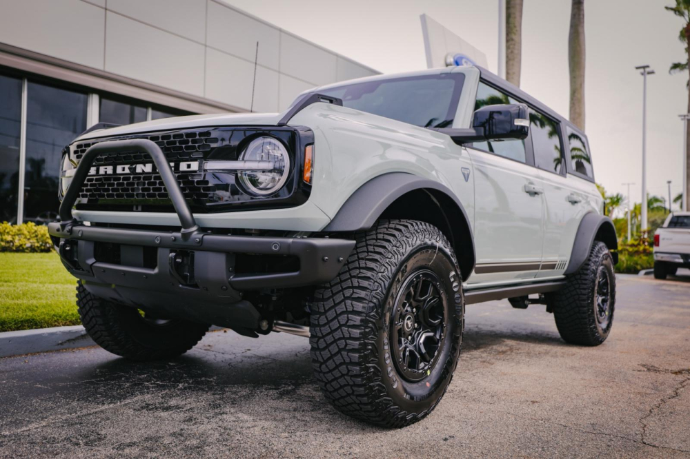 Chiếc Ford Bronco First Edition này được một đại lý tư nhân tại Việt Nam chào bán với giá 3,3 tỷ đồng