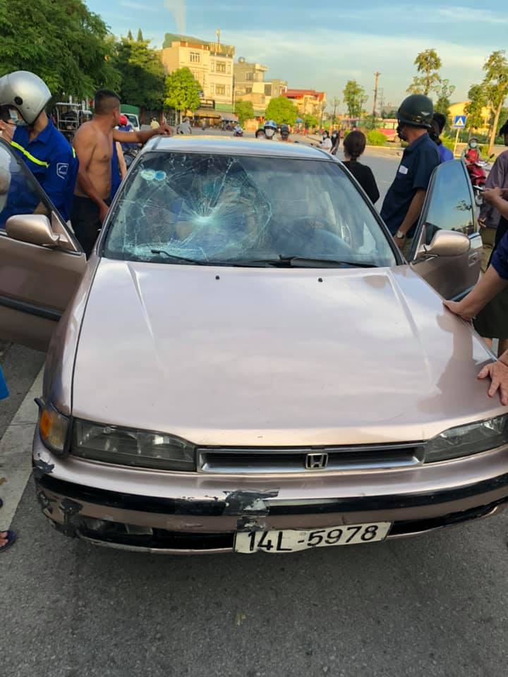 Chiếc ô tô Honda bị hư hỏng sau vụ tai nạn Chiếc ô tô Honda bị hư hỏng sau vụ tai nạn