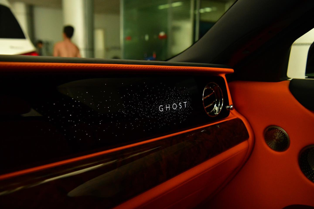 Còn đây là kim bài Illuminated Fascian của Rolls-Royce Ghost thế hệ mới Còn đây là kim bài Illuminated Fascian của Rolls-Royce Ghost thế hệ mới