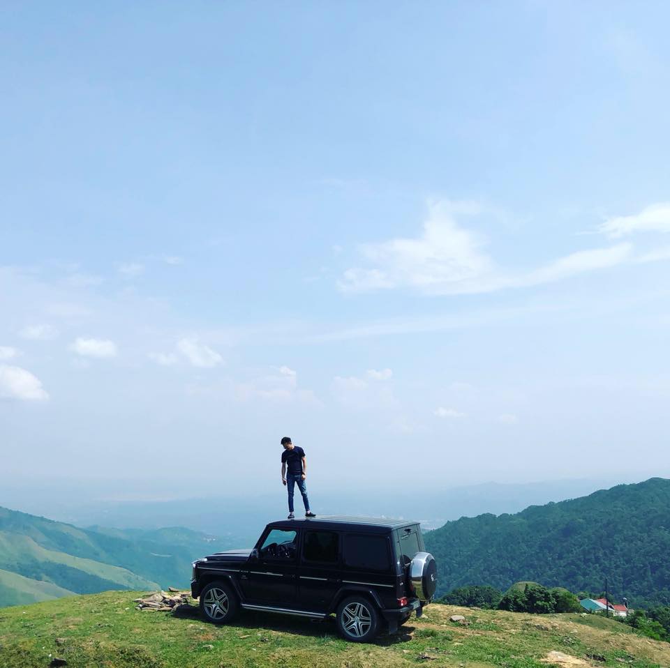 Cường Cường Đô-la từng đăng tải hình ảnh đứng trên nóc xe Mercedes-Benz G-Class vào năm 2018 khi ra Lạng Sơn để ra mắt nhà Đàm Thu Trang