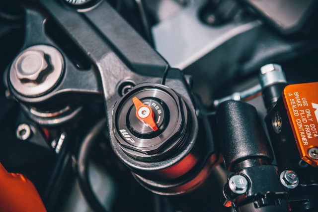 Phuộc WP APEX hiện đại trên KTM RC390 2022 Phuộc WP APEX hiện đại trên KTM RC390 2022